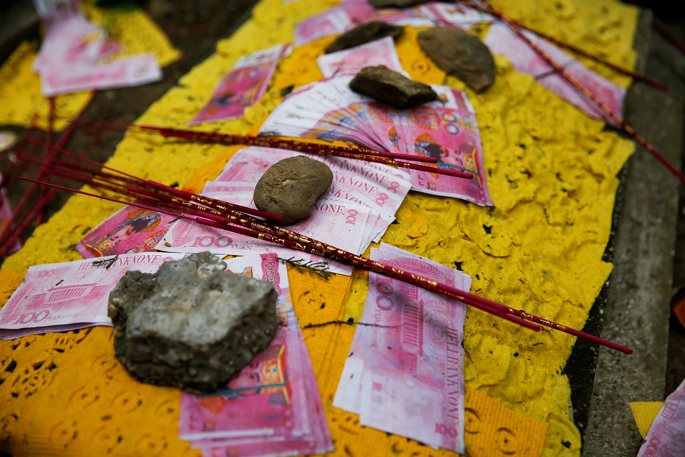 Bia và vàng mã: Người Hoa tảo mộ trong lễ Thanh Minh